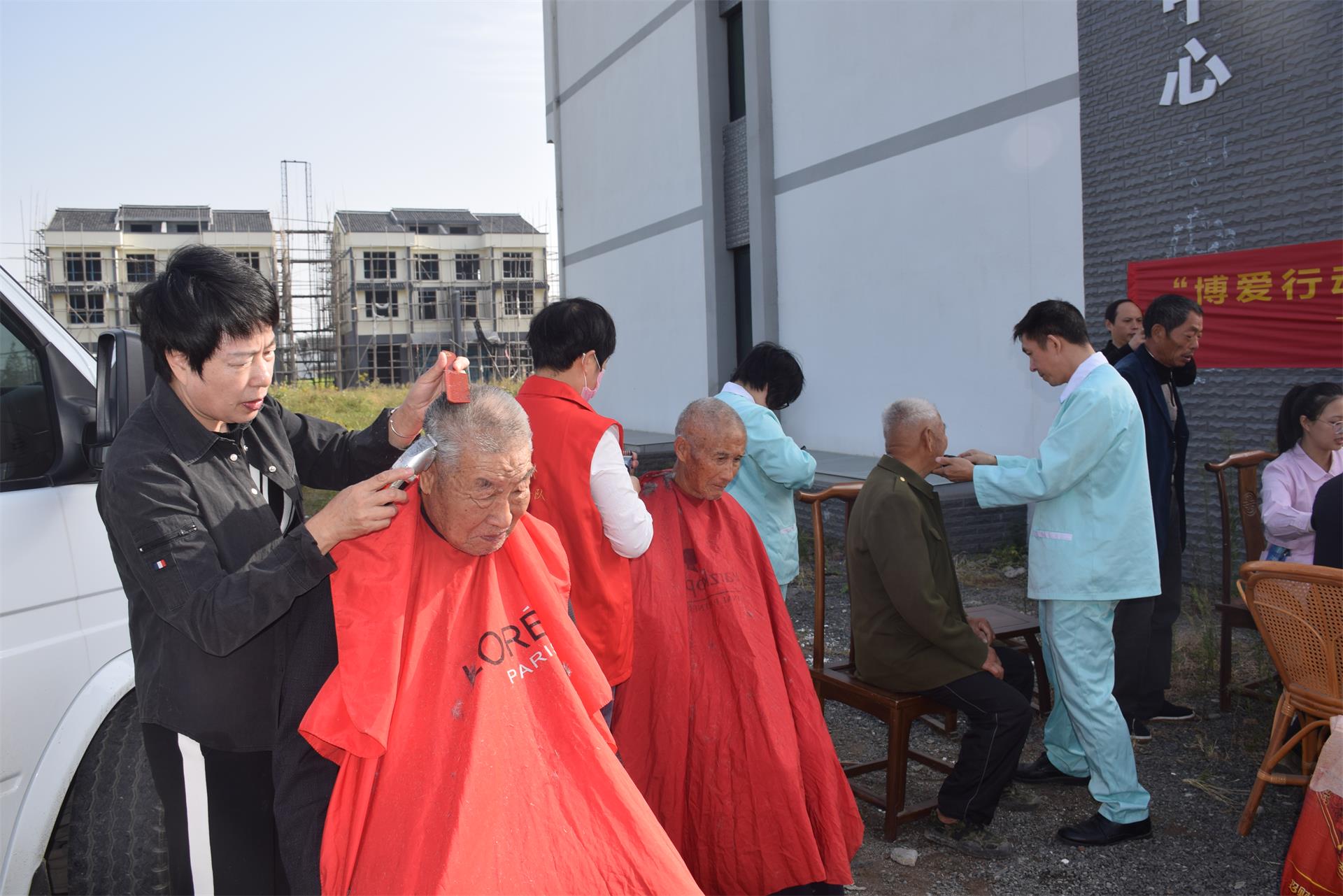 博爱行动 与君同在 君同物业联合区民政局等单位开展义诊义工及联欢活动