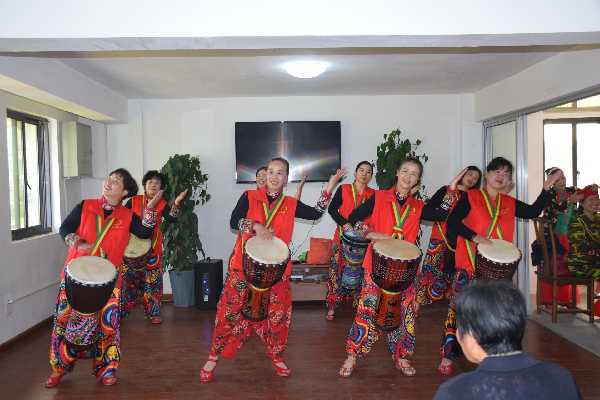 博爱行动 与君同在 君同物业联合区民政局等单位开展义诊义工及联欢活动