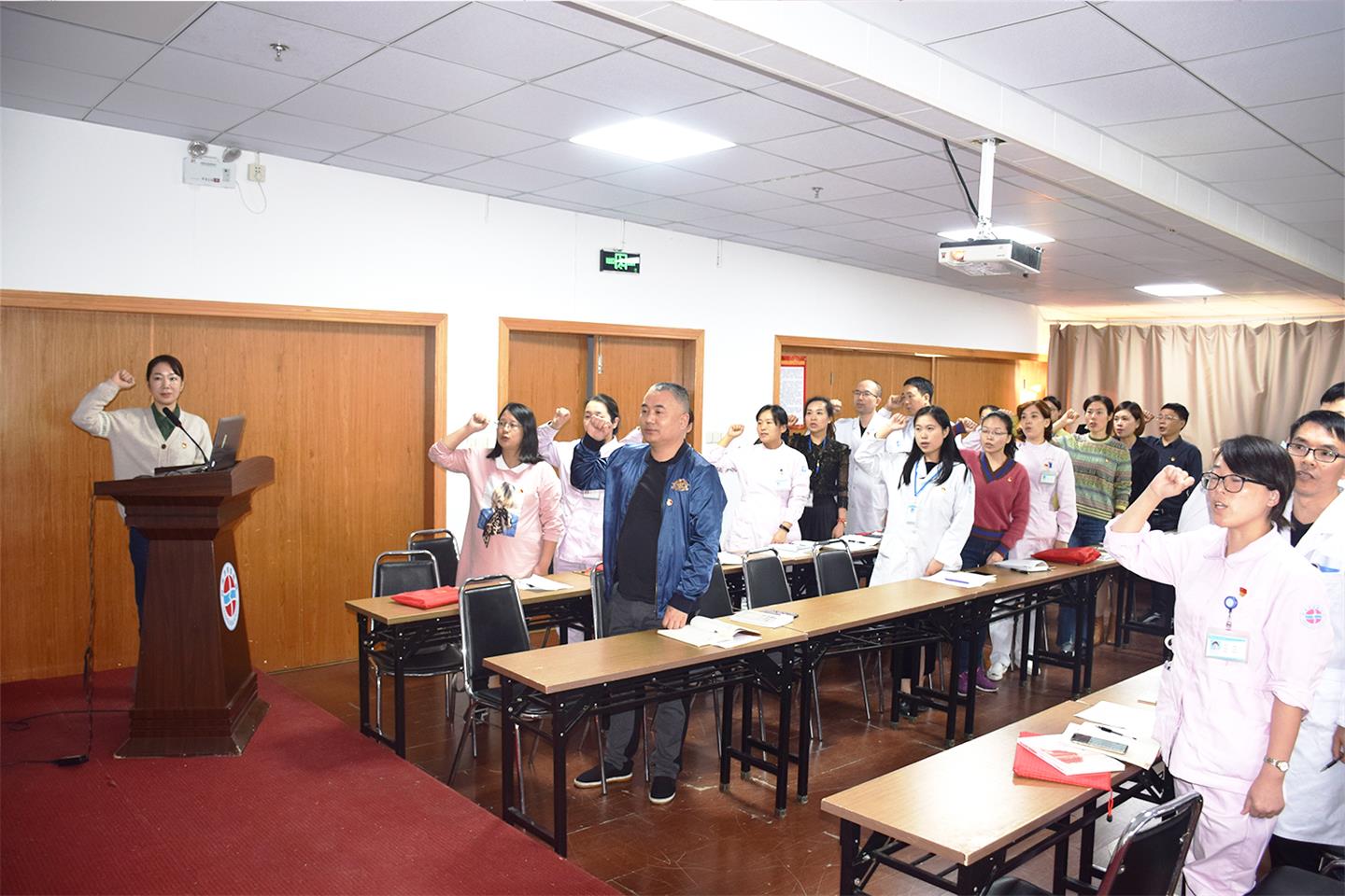 找差距 促提升 台州市博爱医院各支部主题党日活动与“周一夜学”并行