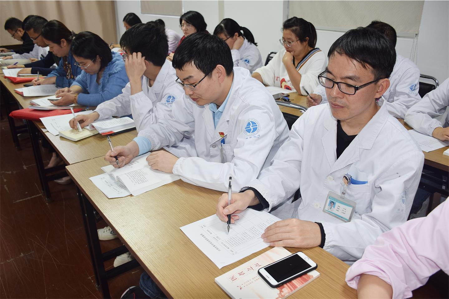 找差距 促提升 台州市博爱医院各支部主题党日活动与“周一夜学”并行