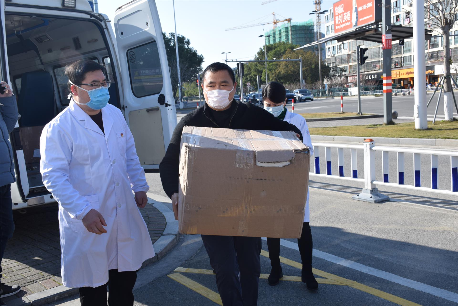 同舟共济 共克时艰｜感谢区新居民联谊会和台州市路桥银杏皮革有限公司的鼎力相助！