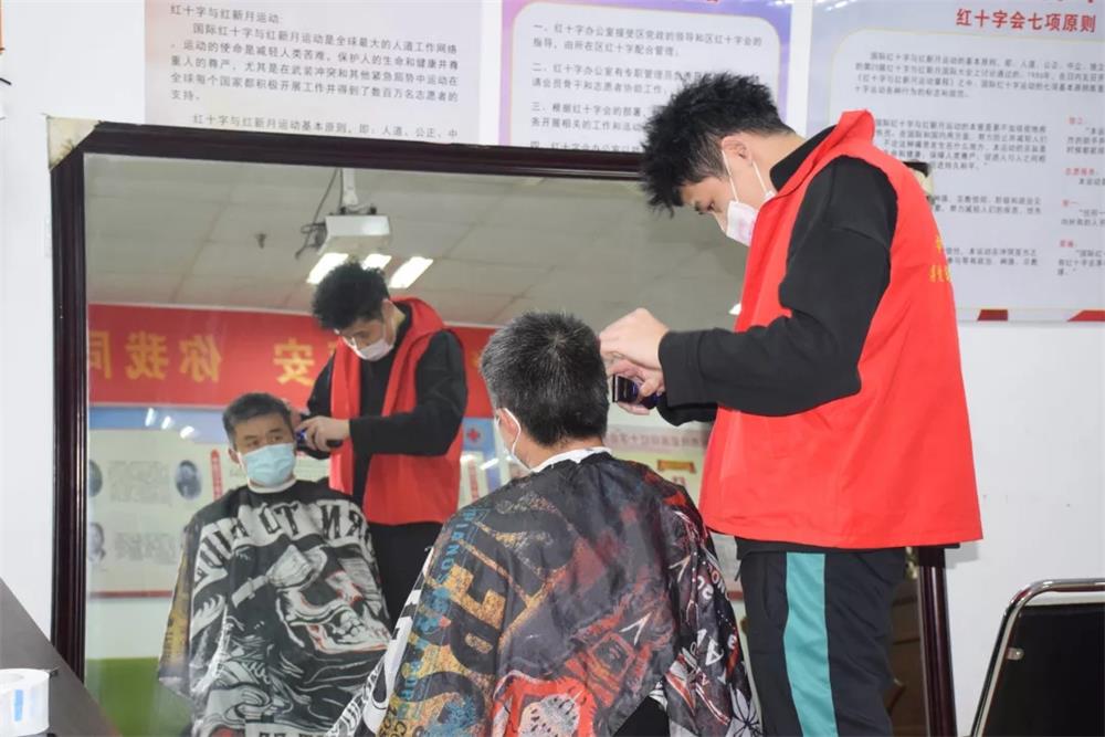 暖心｜“青丝”义剪，医民同心抗疫情|台州市博爱医院