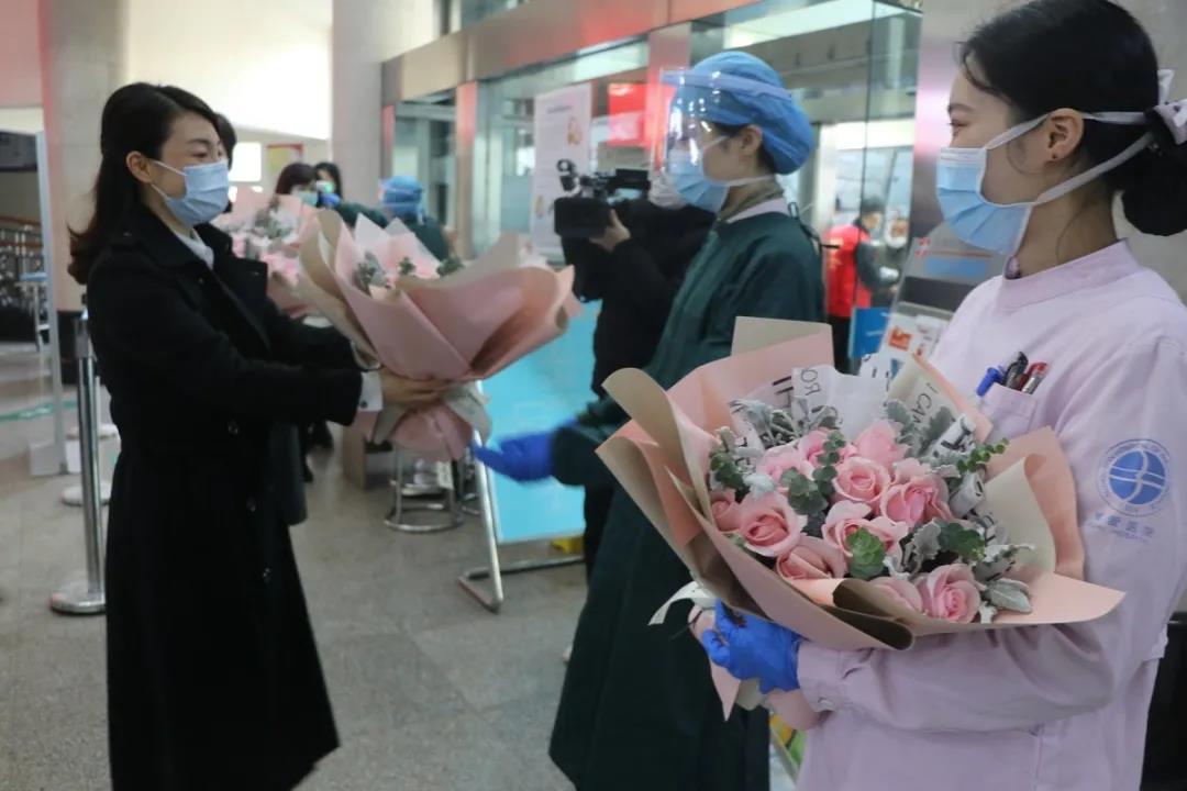 路桥区人民政府副区长姚君丹到台州市博爱医院走访慰问一线工作者