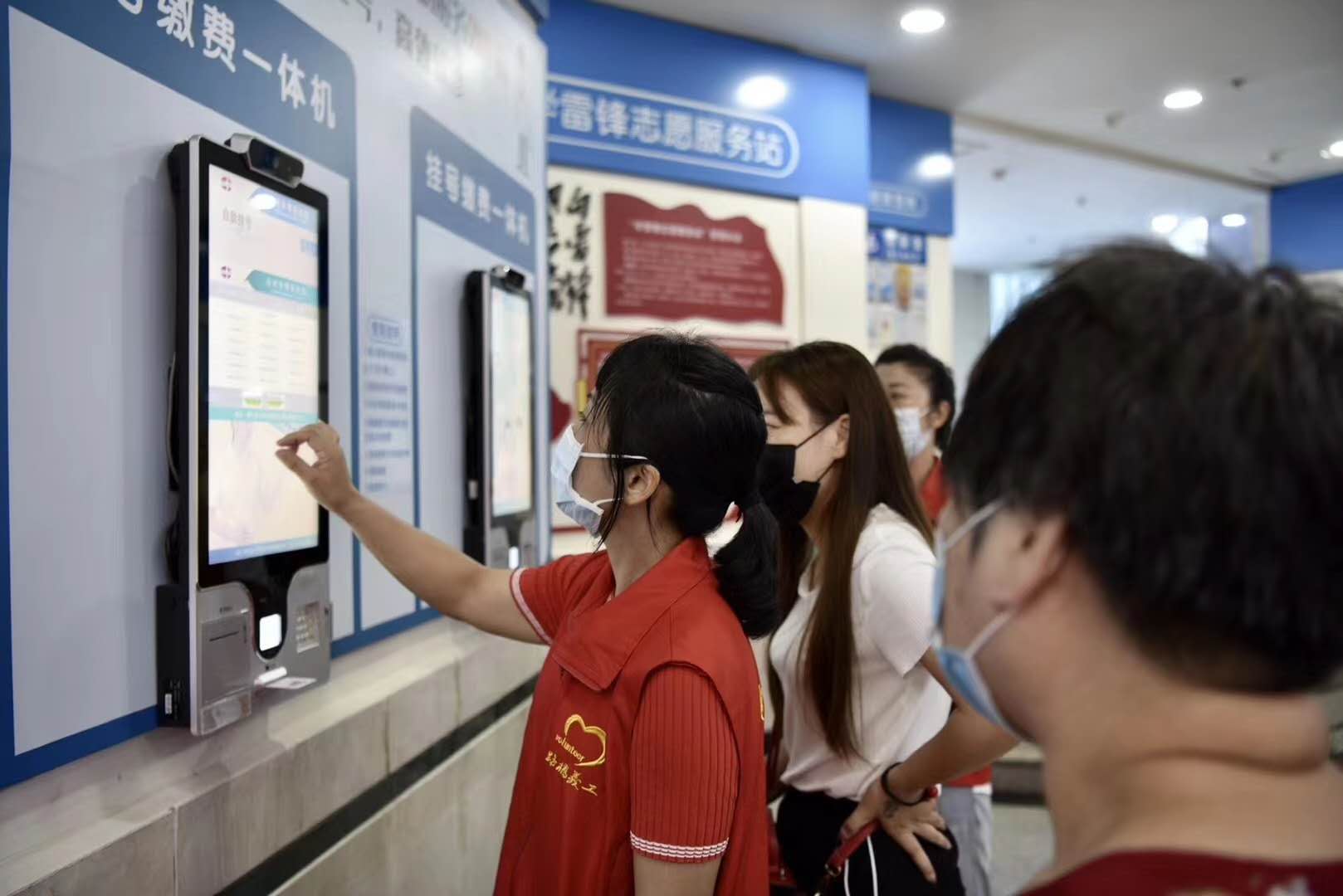 这群“导医天使” 让患者“有路可循”