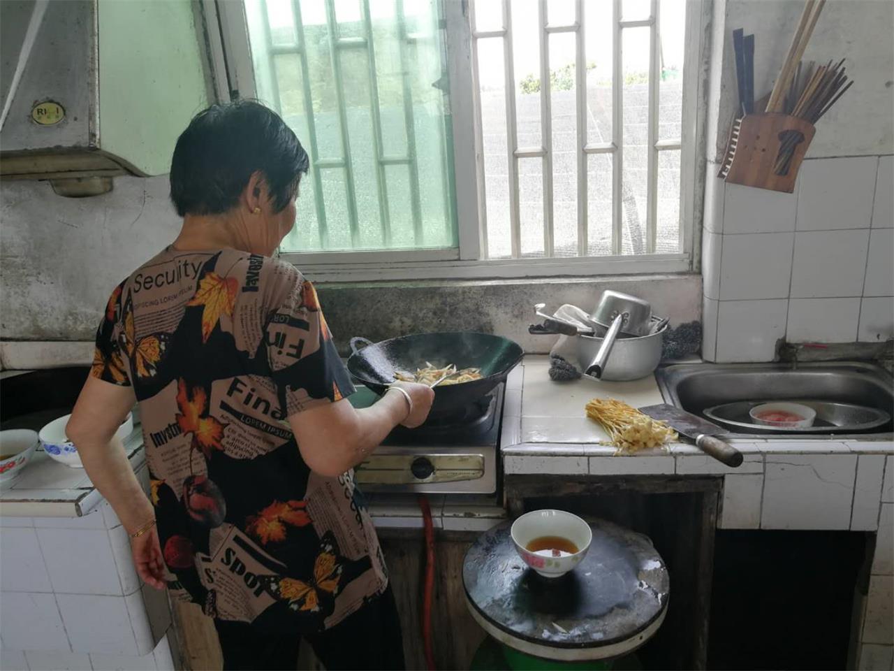 医生上门贴心“售后”，患者的举动令人泪目