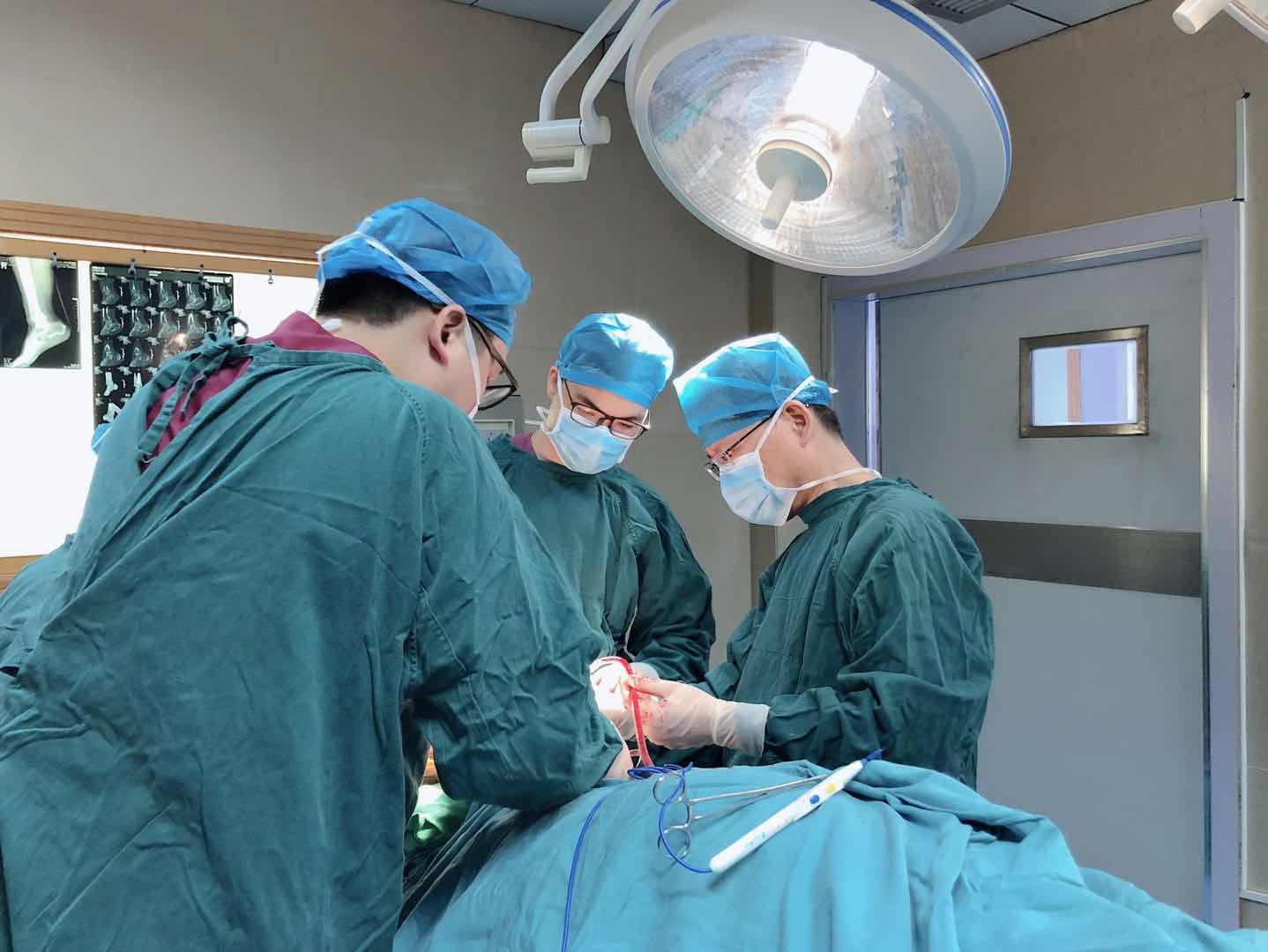 每天行走在刀尖上的“人鱼公主”，疼痛居然是因为脚上长出了一颗“心”！