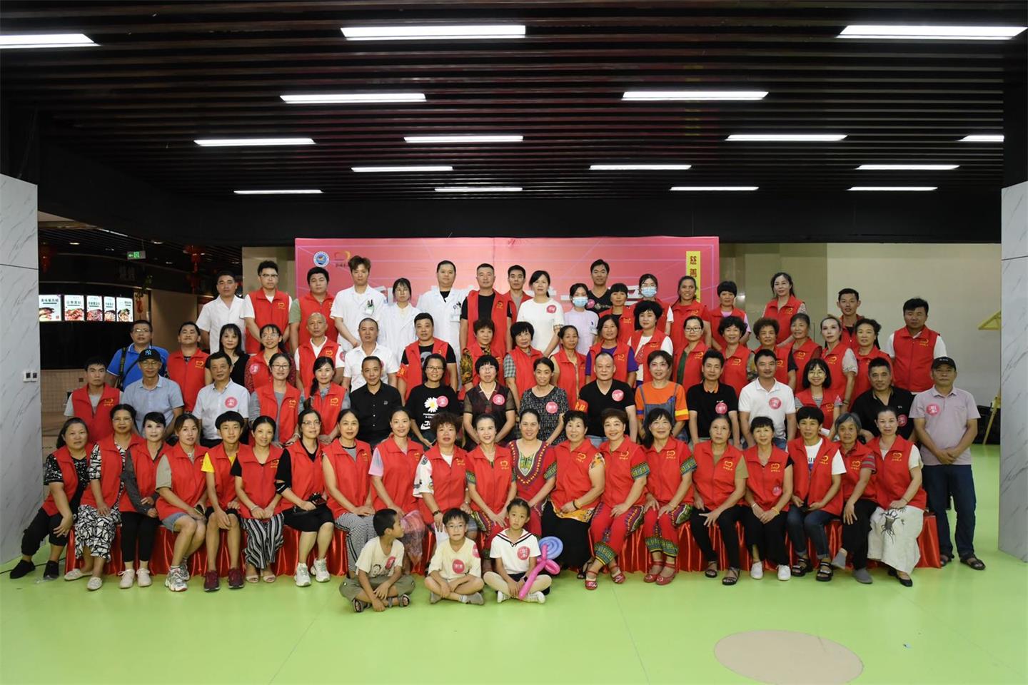 “积小善，成大爱”慈善活动与爱同行