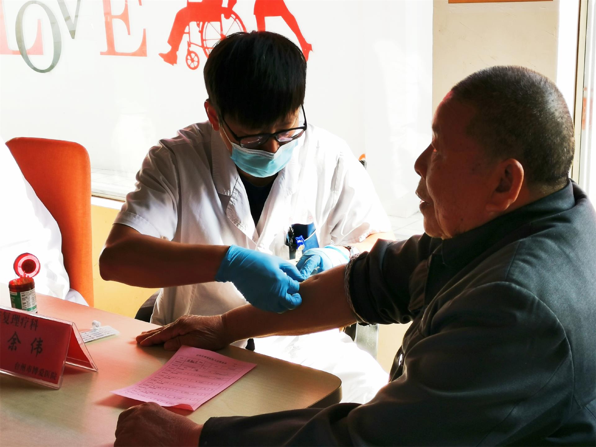 立冬不再冷，义诊送温情|台州市博爱医院公益义诊