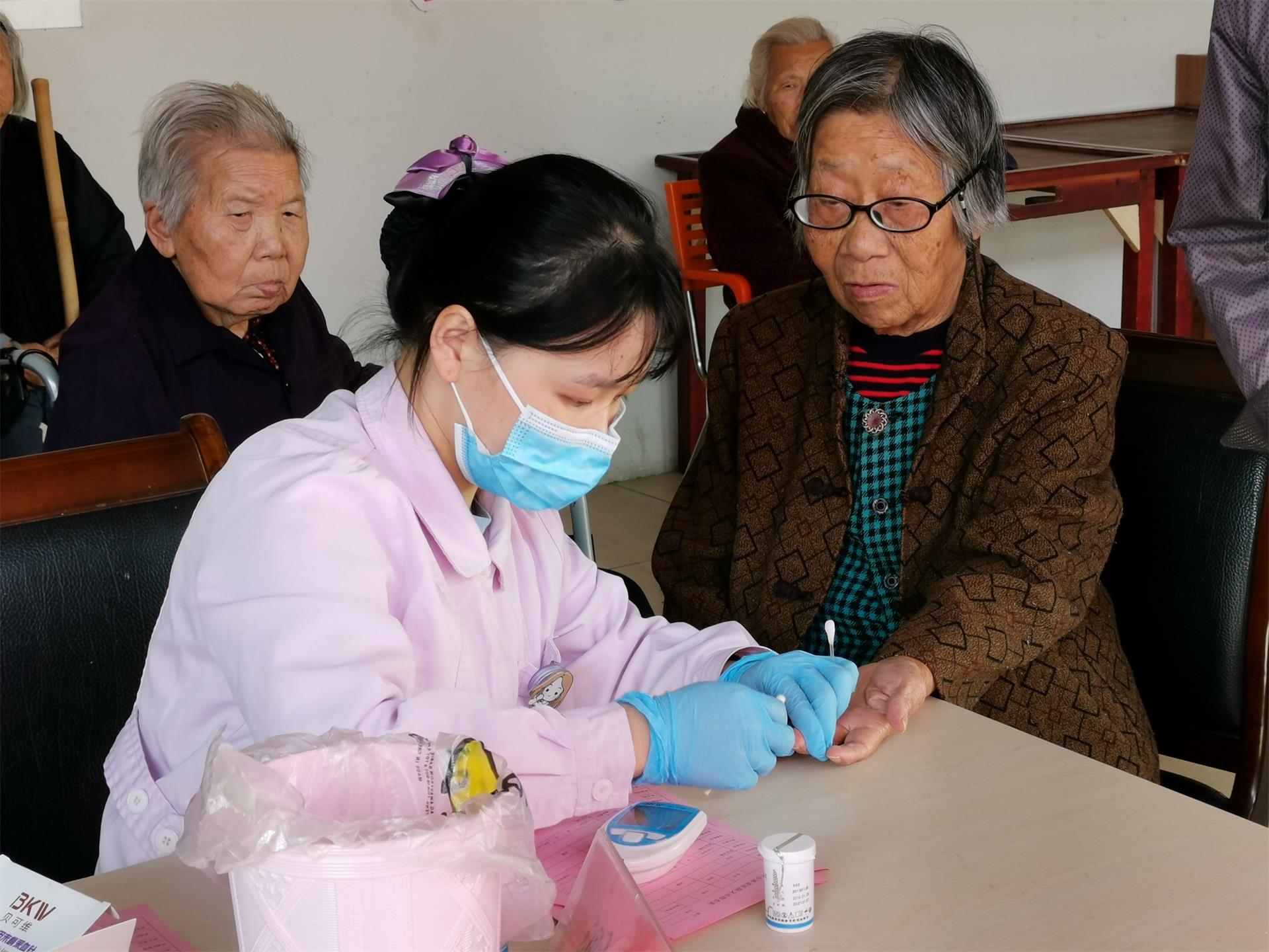 立冬不再冷，义诊送温情|台州市博爱医院公益义诊