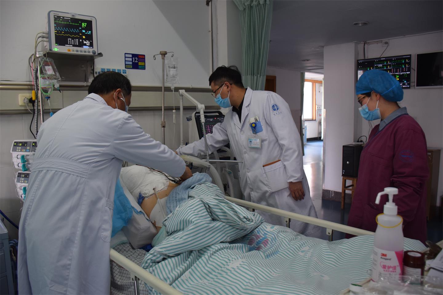 多学科会诊，为失去右臂生命垂危的他保驾护航