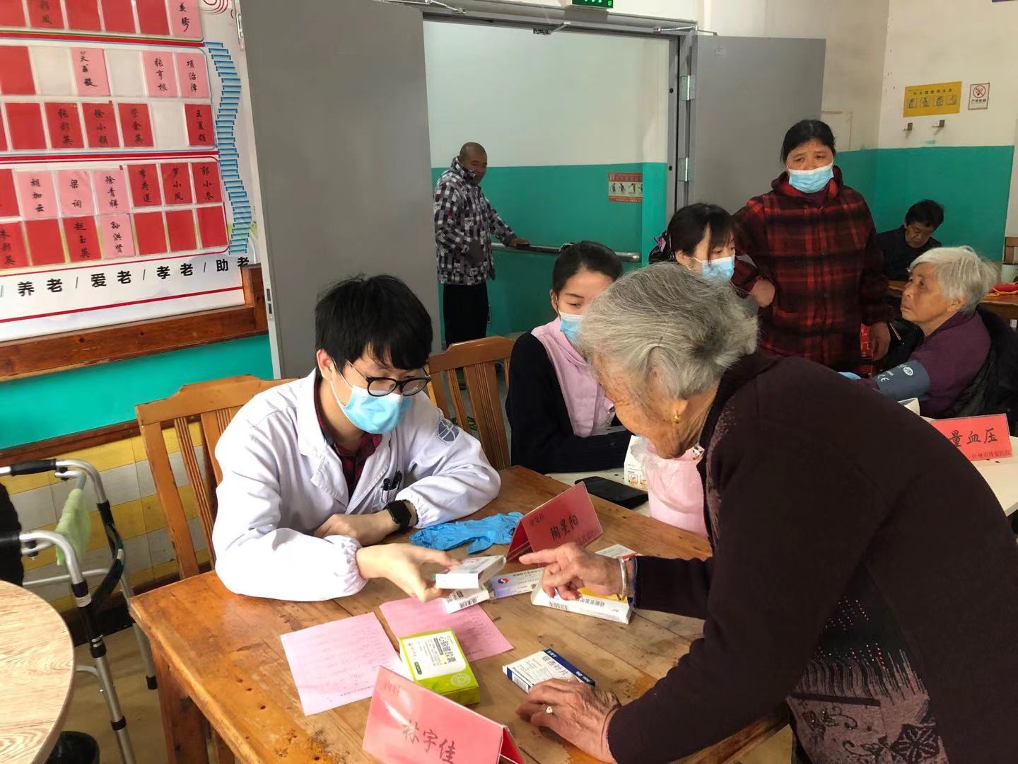 我们是穿梭在老人身边的义诊服务队，健康的明天正等着我们！|台州博爱医院医共体党委