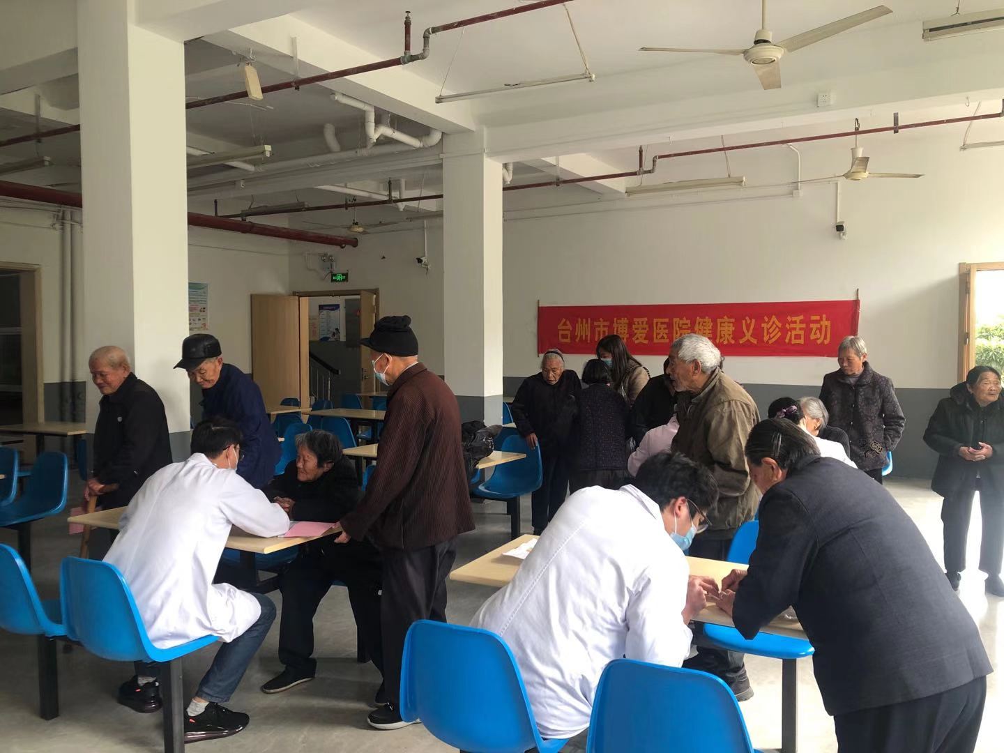 我们是穿梭在老人身边的义诊服务队，健康的明天正等着我们！|台州博爱医院医共体党委