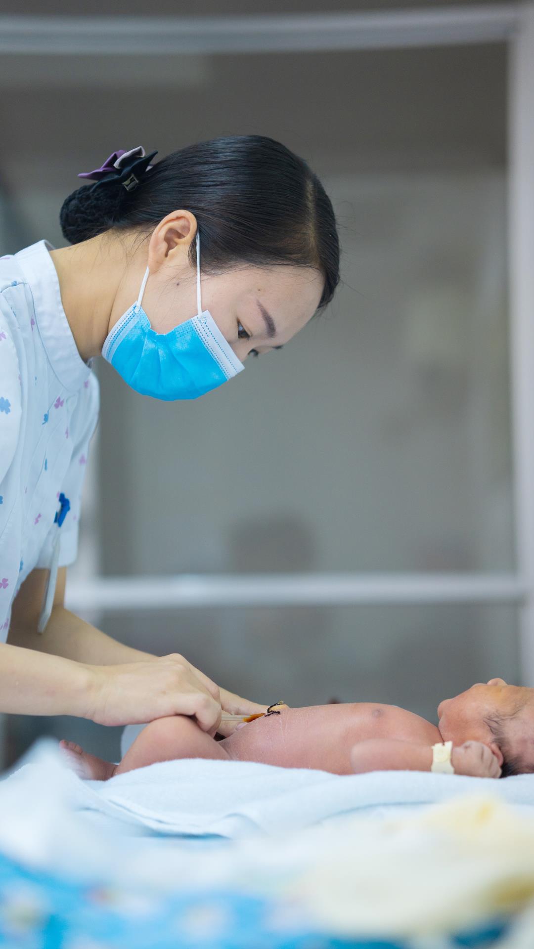 国际助产士节丨致敬世界上第一个拥抱我们的人